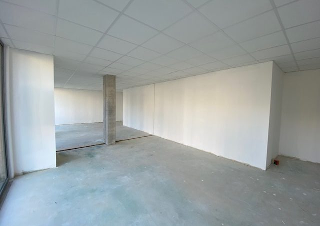 Local commercial 61m² 63118 CEBAZAT - Image 1